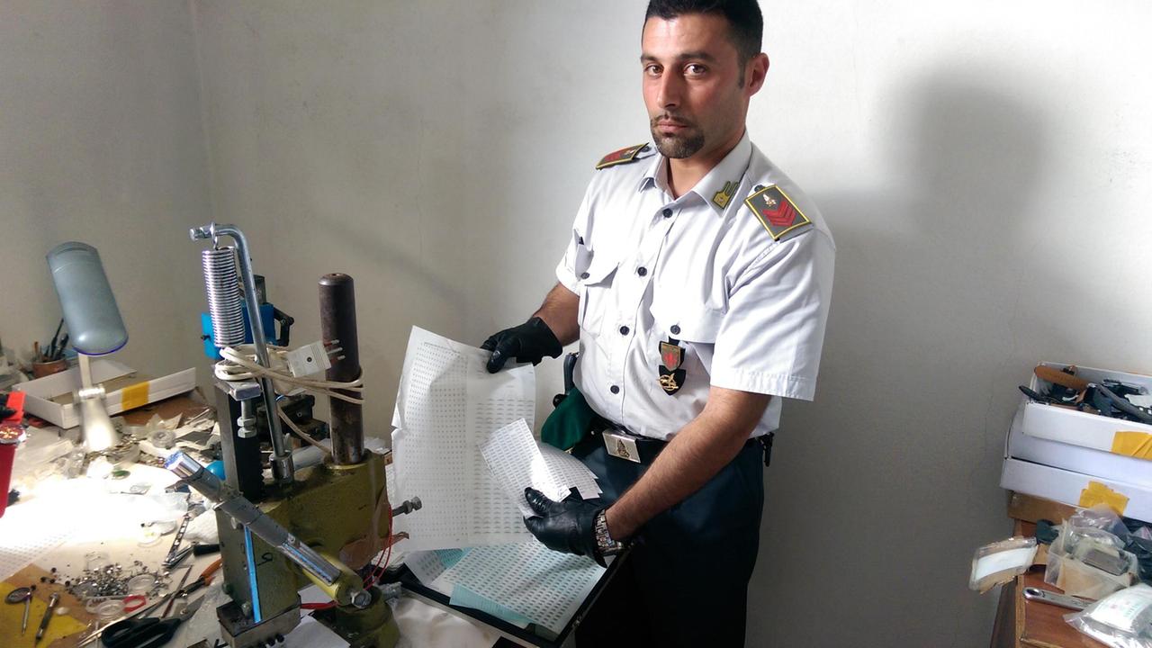 Migliaia di orologi con marchi contraffatti: arrestati due coniugi