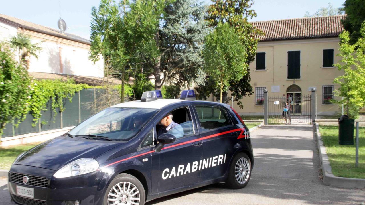 I carabinieri davanti all'asilo di Contrapò