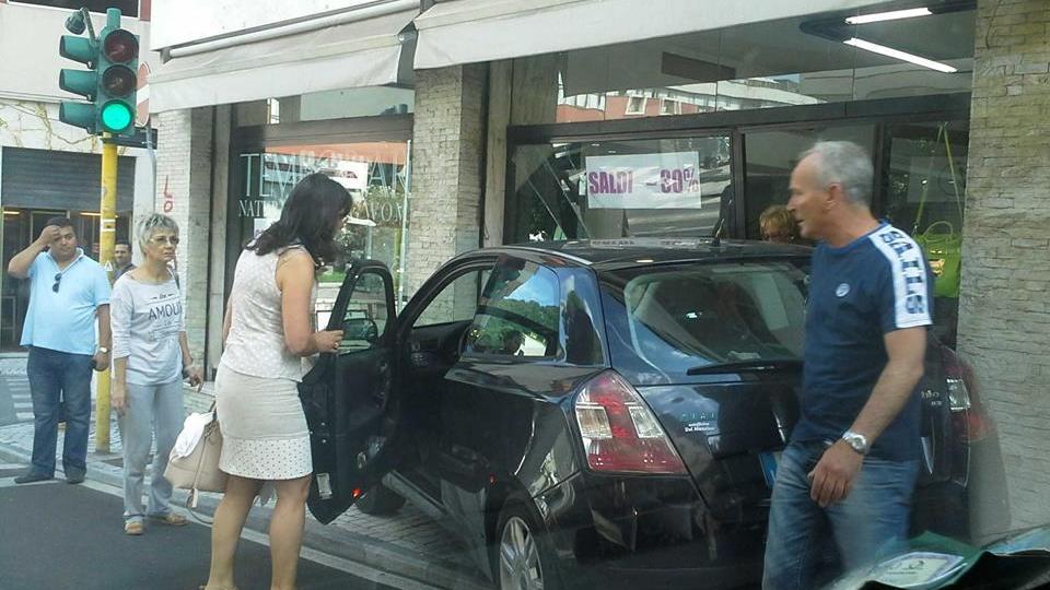 La macchina finisce dentro la vetrina