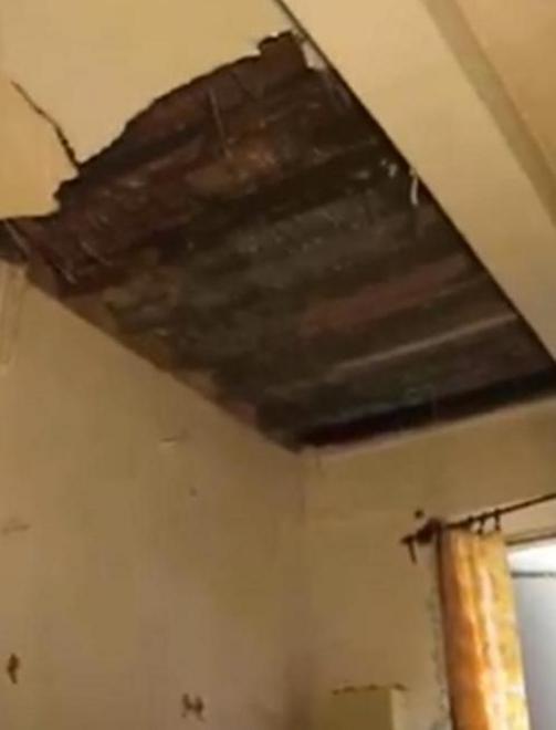 Crolla il soffitto, illesa per miracolo 