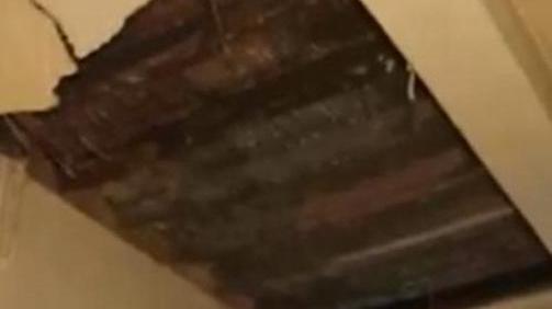 Crolla il soffitto, illesa per miracolo
