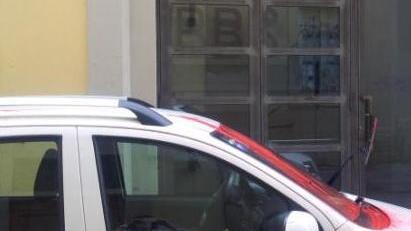 Vernice rossa sulla Panda bianca Punito il parcheggio