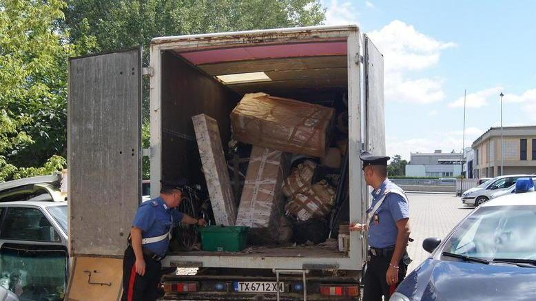 Ladri prima salvati e poi arrestati Nel furgone allagato merce trafugata