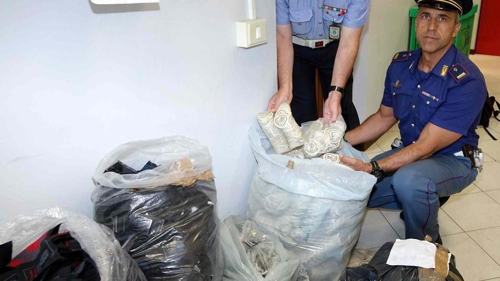 Contraffazione, sequestrate oltre 150mila etichette “vip”