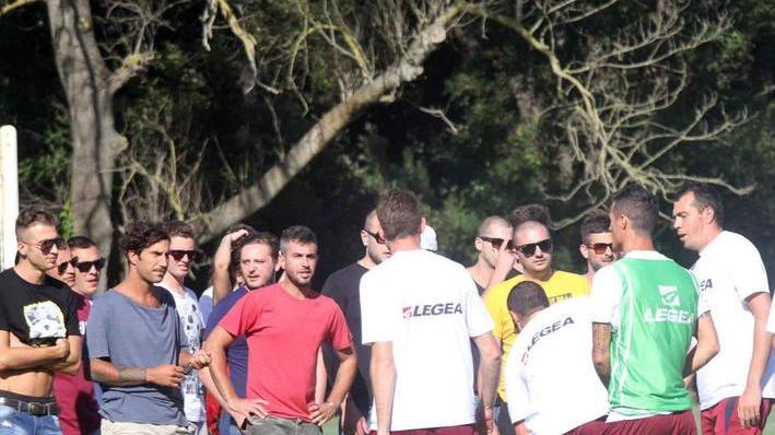 Incontro tifosi-squadra poi partono gli applausi