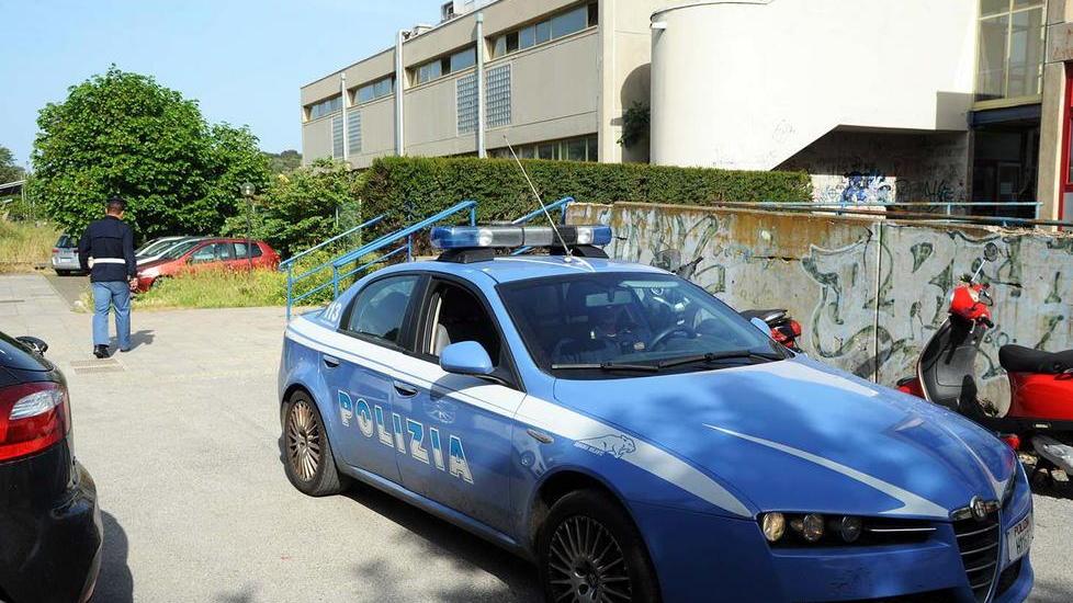 «Molestie sulle alunne», docente sospeso