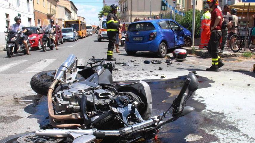 Schianto in via Mastacchi gravissimo centauro