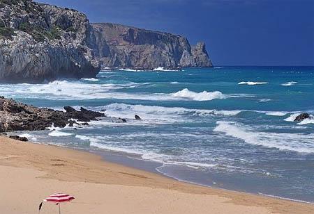 Buggerru, il mare dei minatori diventato paradiso dei surfisti 