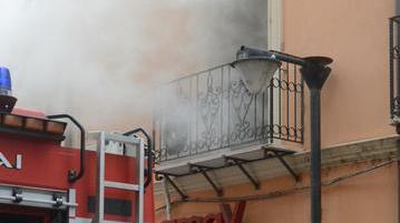 Paura in via Tirso: fuoco nei magazzini di due negozi 