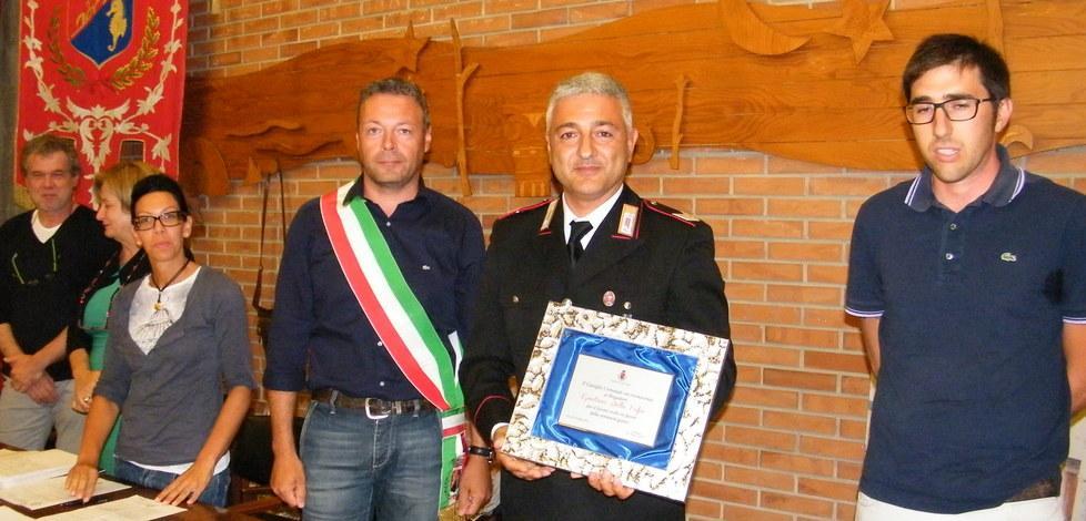 Goro ringrazia il brigadiere Della Volpe 