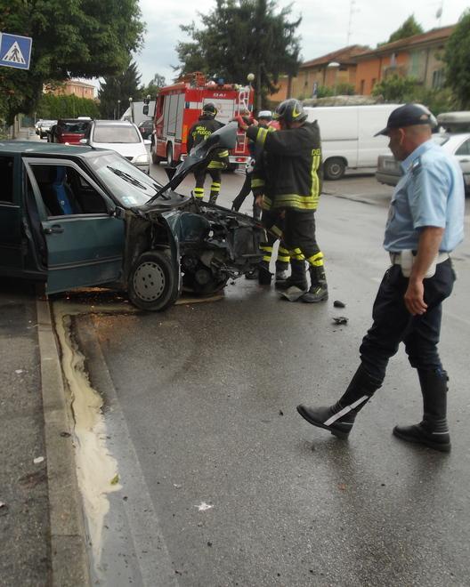 Prima si schianta con l’auto rubata poi si dà alla fuga