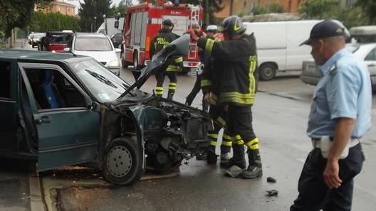 Prima si schianta con l’auto rubata poi si dà alla fuga