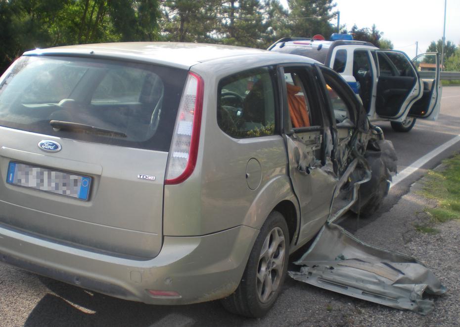 Fugge all’alt dei vigili e ferisce operaio 