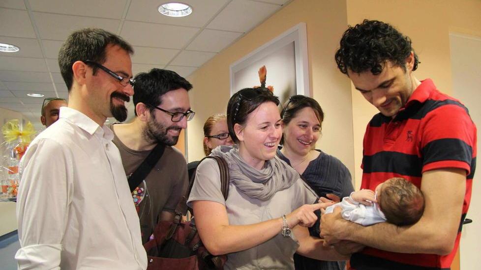 Il giorno speciale del sindaco Biffoni col piccolo Stefano in braccio