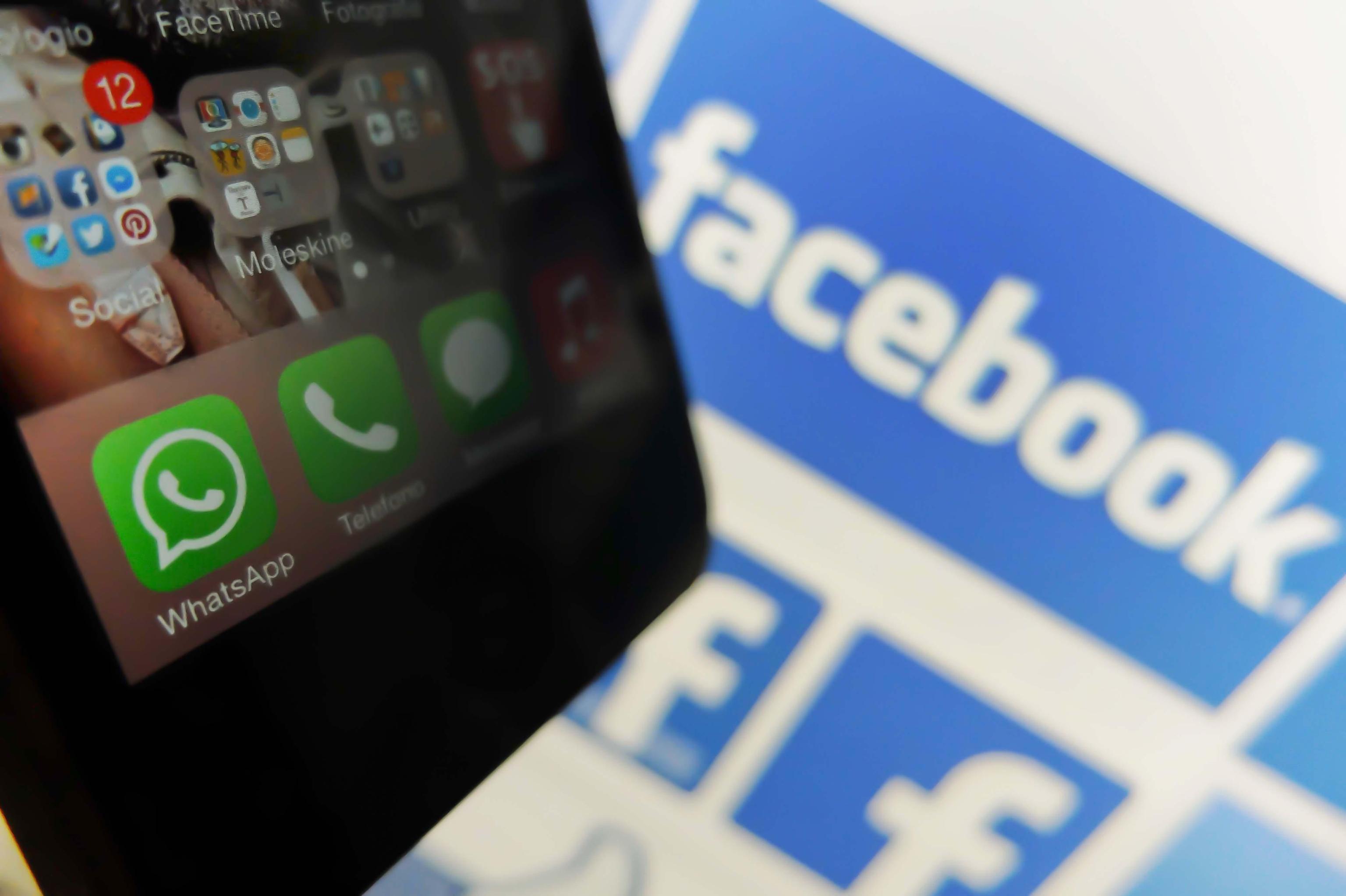 Adescava minorenni su WhatsApp, arrestato un giovane pisano