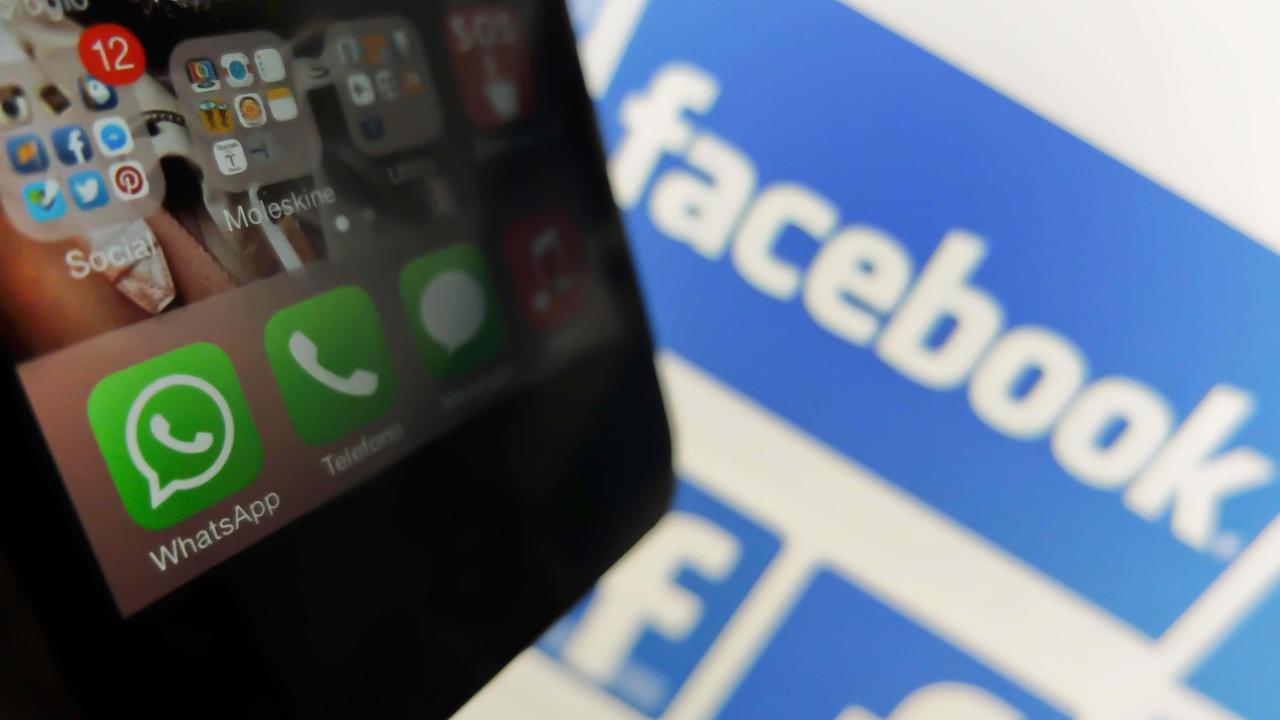 Adescava minorenni su WhatsApp, arrestato un giovane pisano