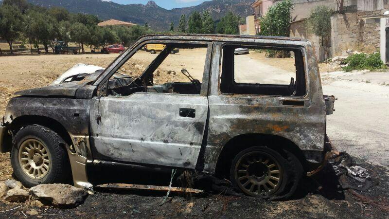 Incendio notturno distrugge l’auto di un disoccupato 