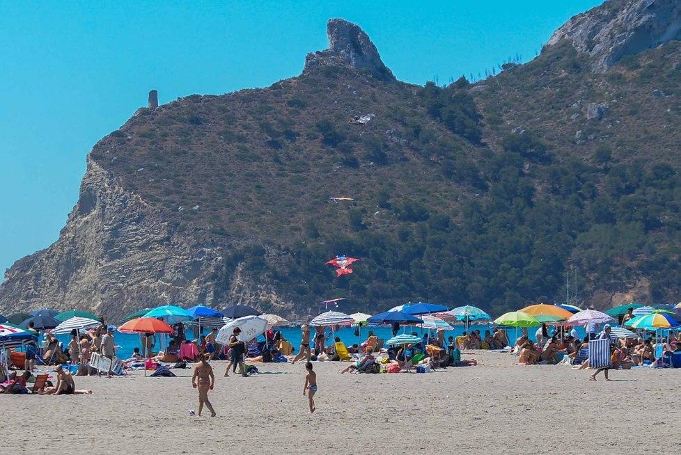 Furti al Poetto, scovato il ladro in fuga: si era dimenticato il telefonino al chiosco 
