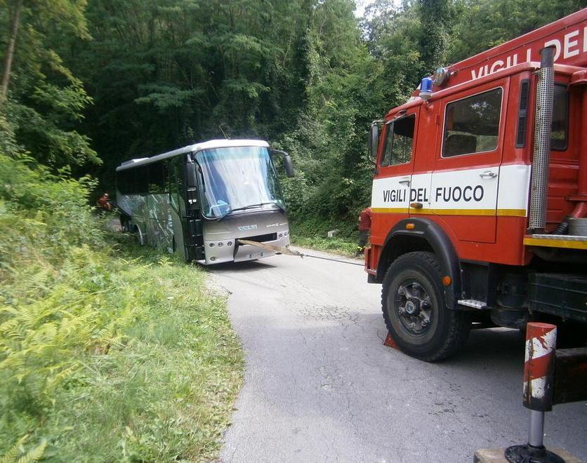 Pullman in bilico sulla scarpata 