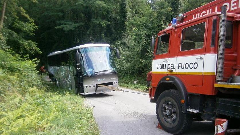 Pullman in bilico sulla scarpata