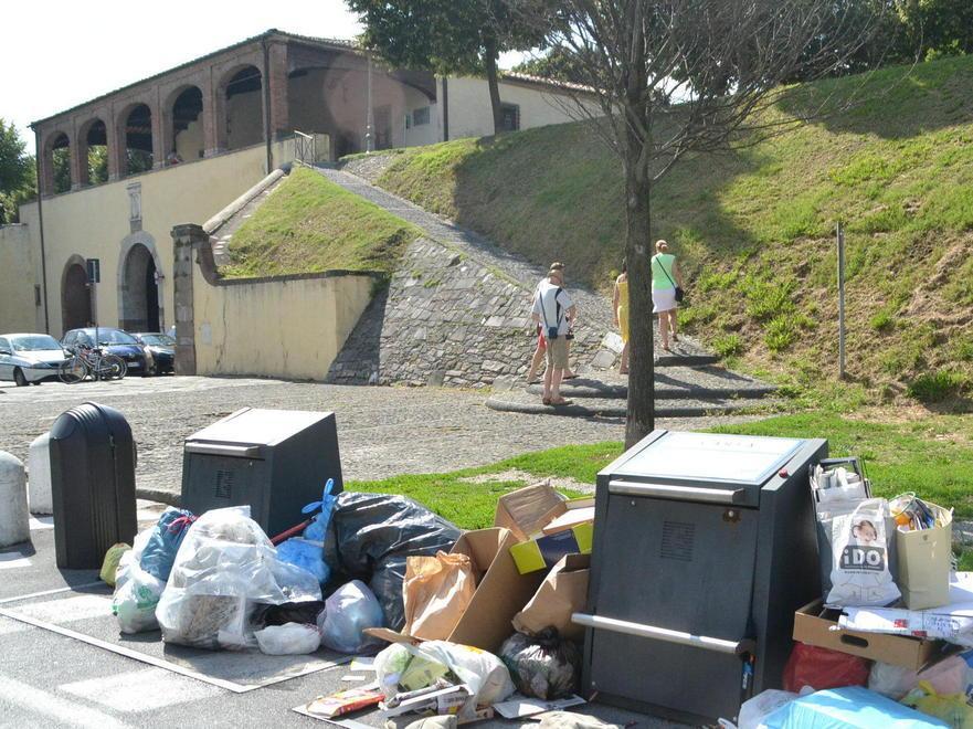 Cumuli di rifiuti accanto alle isole ecologiche 