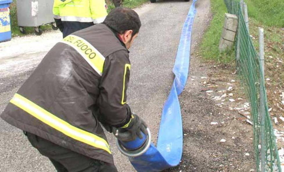 L’acqua minaccia le case, arrivano i vigili