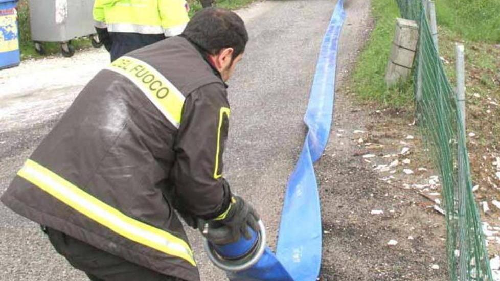 L’acqua minaccia le case, arrivano i vigili