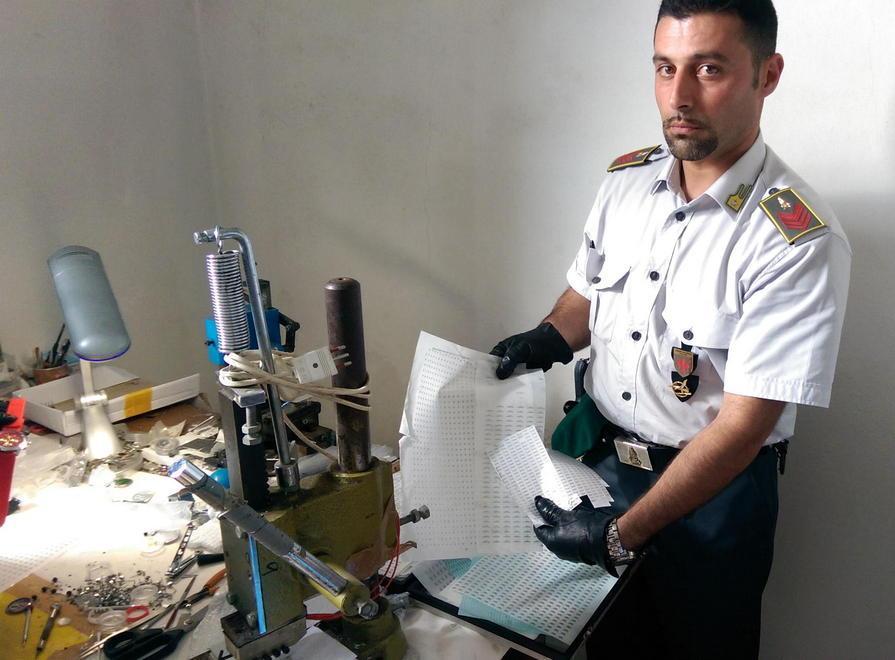 Scovata a Empoli la fabbrica degli orologi falsi: 2 arresti 