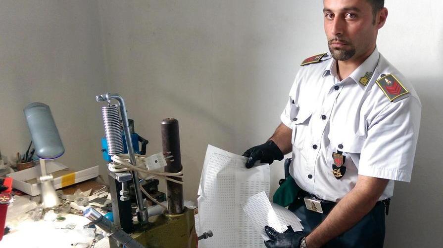Scovata a Empoli la fabbrica degli orologi falsi: 2 arresti
