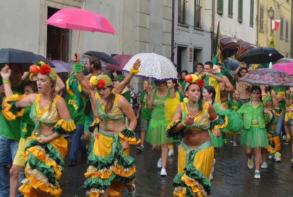 Palio: sfilata bagnata, la Corrida slitta