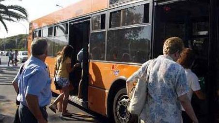 In bus col cane, la fanno scendere