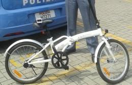 Poliziotti recuperano bici Vigili bloccano due scippatori 
