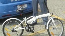 Poliziotti recuperano bici Vigili bloccano due scippatori