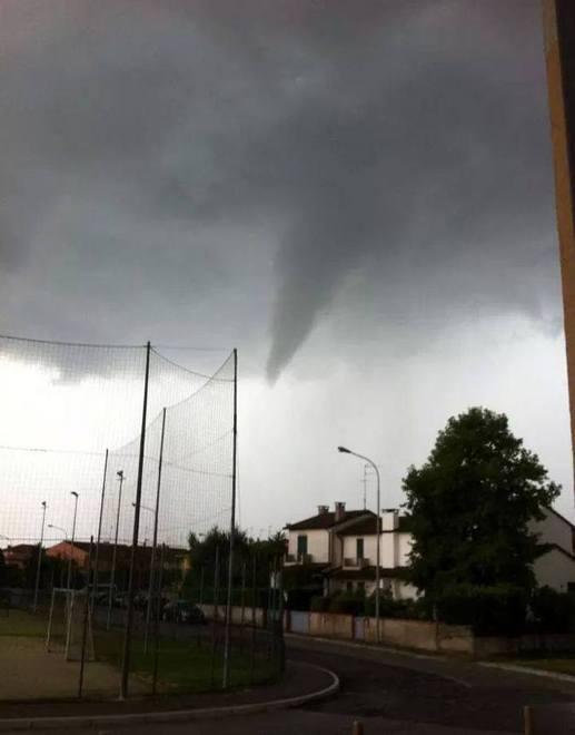 Il vento provoca un’ecatombe di rami Chiusa una strada 
