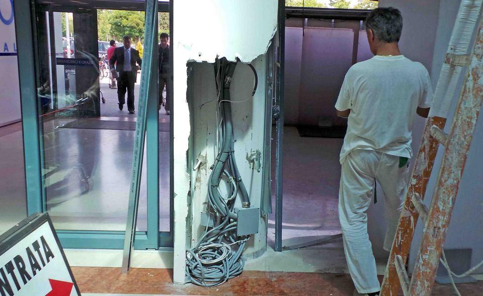 Spaccano tutto e poi via con il Bancomat 