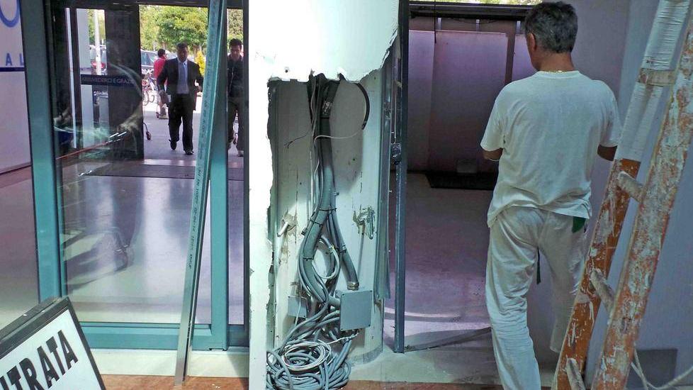 Spaccano tutto e poi via con il Bancomat