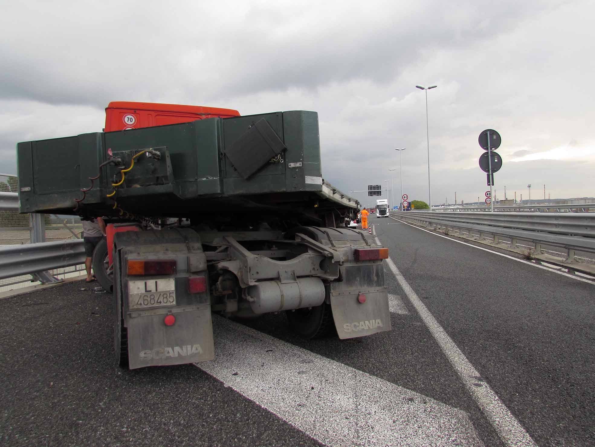 Camionista ferito sul ponte della Darsena Toscana