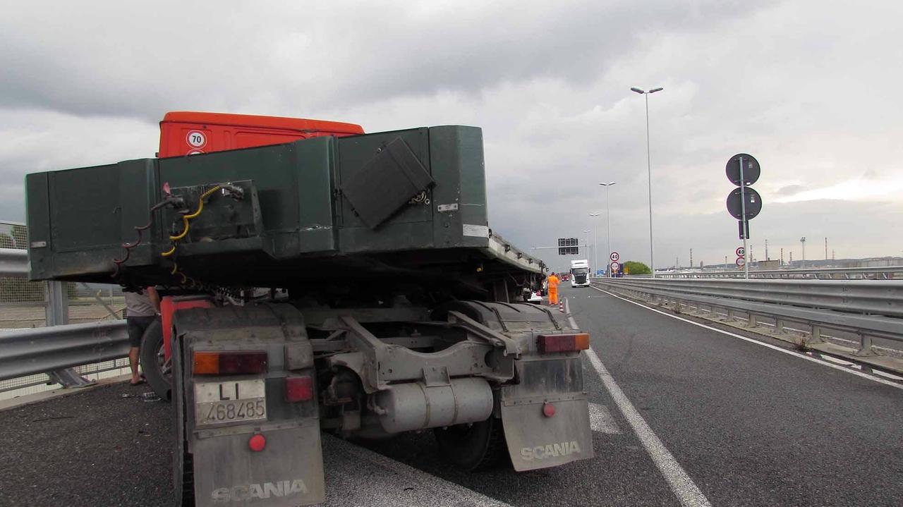 Camionista ferito sul ponte della Darsena Toscana