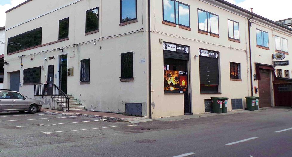 Giovane accoltellato alla schiena 