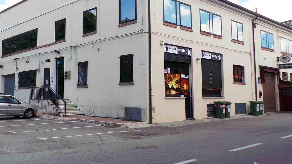 Giovane accoltellato alla schiena