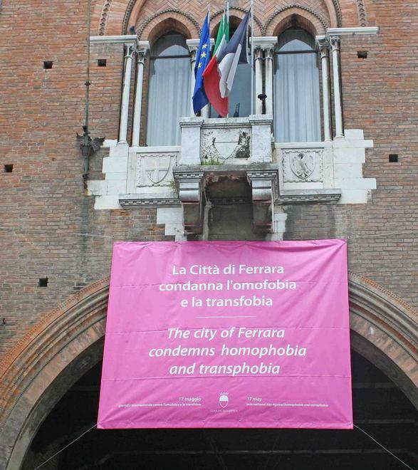 Il vescovo critica le istituzioni. Che tacciono 