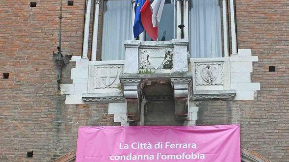 Il vescovo critica le istituzioni. Che tacciono