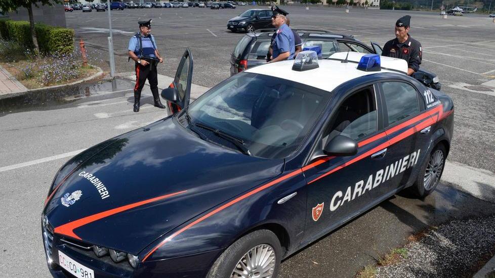 Pestato a sangue davanti al bar