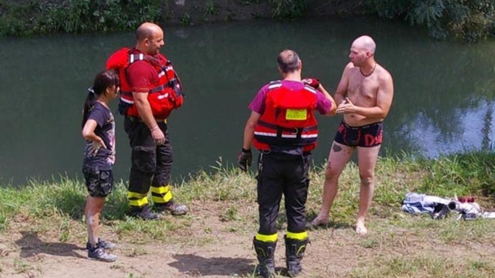 Pescatore rischia di annegare nel canale