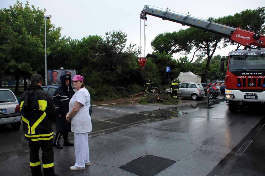 Temporale, sottopassi allagati strade in tilt e la stazione di Massa diventa una piscina 