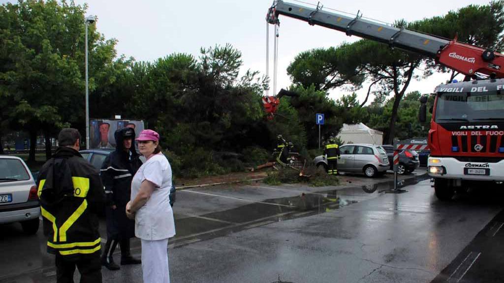 Temporale, sottopassi allagati strade in tilt e la stazione di Massa diventa una piscina