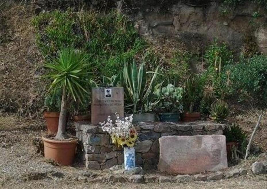 Abbandono e silenzio dopo la strage, quattro ex marescialli ripuliscono le lapidi 