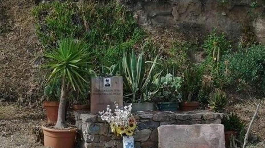 Abbandono e silenzio dopo la strage, quattro ex marescialli ripuliscono le lapidi
