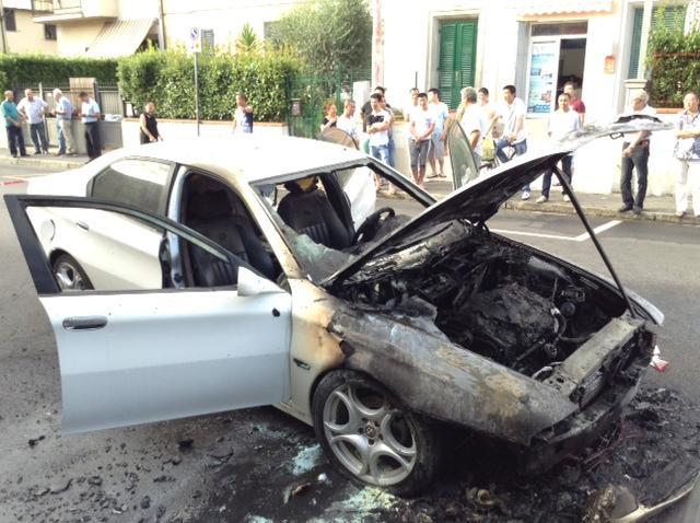 Auto prende fuoco in via Pistoiese vicino alla Pam 