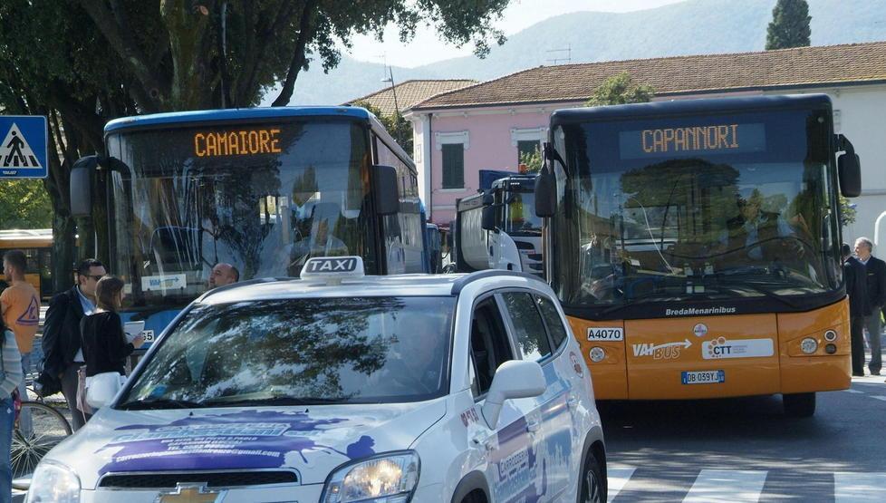 Bus di linea in piazzale Verdi, i negozi sono sul piede di guerra 